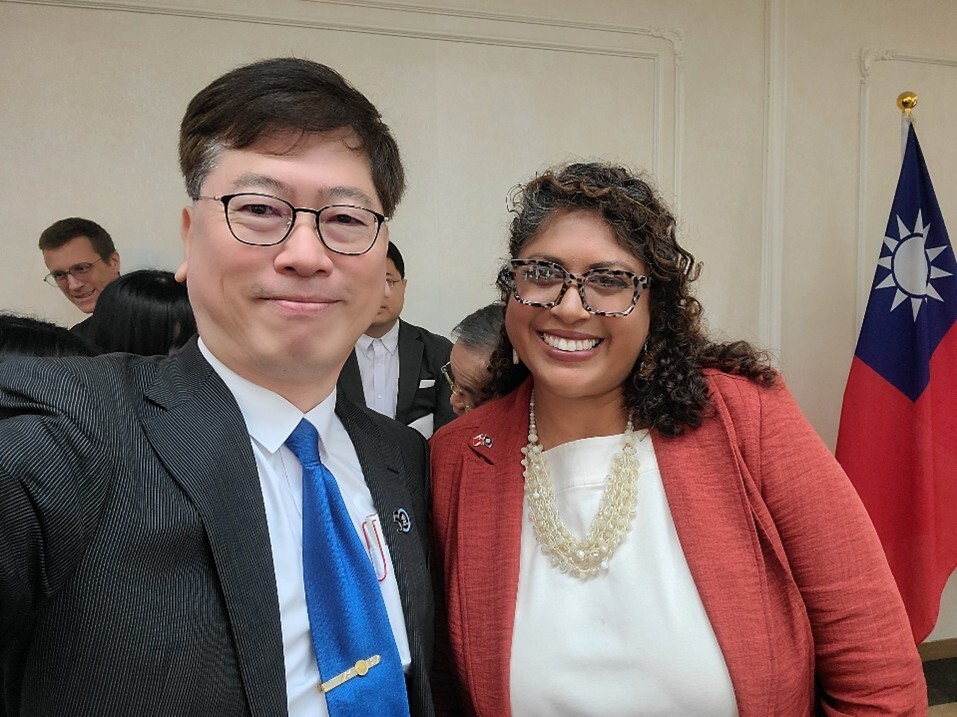 貝里斯教育部常務次長Diane Castillo-Maheia女士與國際長朱海成合影