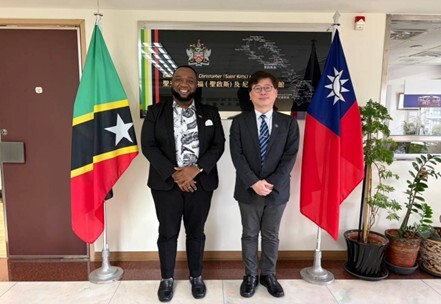 朱海成國際長拜會聖克里斯多福及尼維斯大使范東亞
